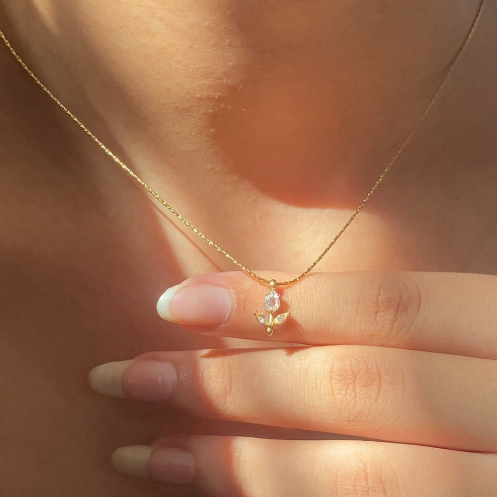 Tulip necklace white